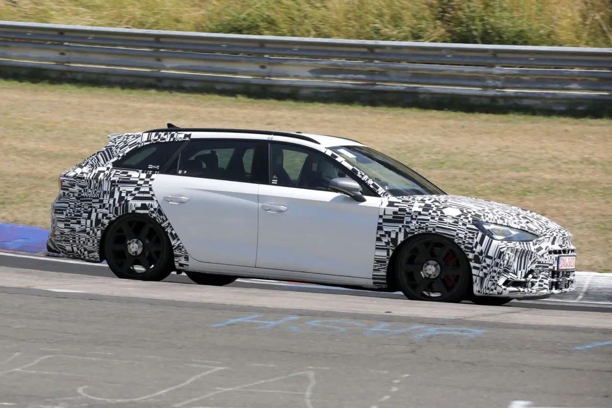 Cupra Leon: ecco il nuovo facelift, arriva nel 2024 [Foto Spia] (10)