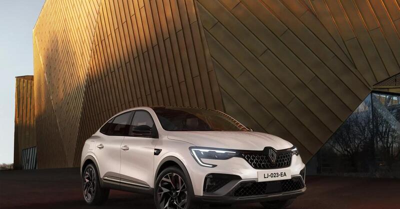 Renault Arkana si aggiorna nel look e nei motori