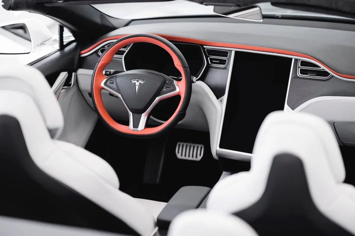 Tesla Model S diventa cabriolet a Modena  (4)