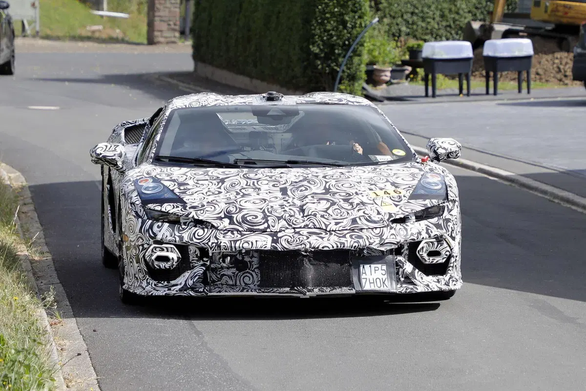 Lamborghini Huracan: ecco la sua erede, sarà ibrida e avrà 1.000 Cv [Foto Spia] (2)
