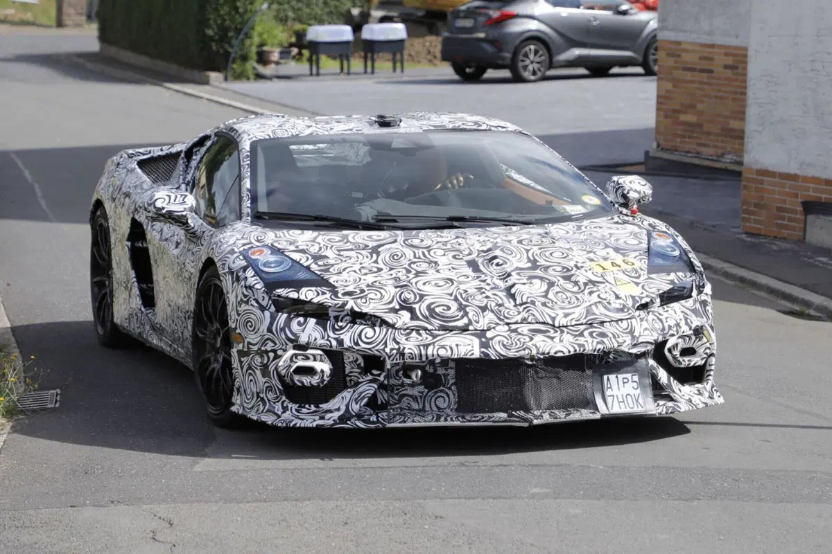 Lamborghini Huracan: ecco la sua erede, sarà ibrida e avrà 1.000 Cv [Foto Spia] (12)