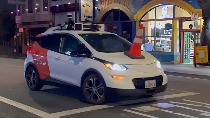 Auto a guida autonoma: bloccate col cono incollato sul cofano per protesta [VIDEO]