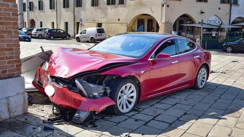 Tesla Model S si schianta sul Duomo a Montagnana, senza feriti (PD)