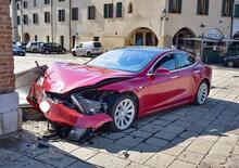 Tesla Model S si schianta sul Duomo a Montagnana, senza feriti (PD)