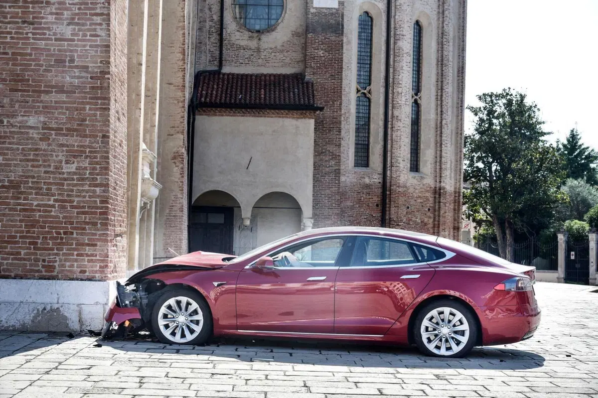 Tesla Model S si schianta sul Duomo a Montagnana, senza feriti (PD) (2)