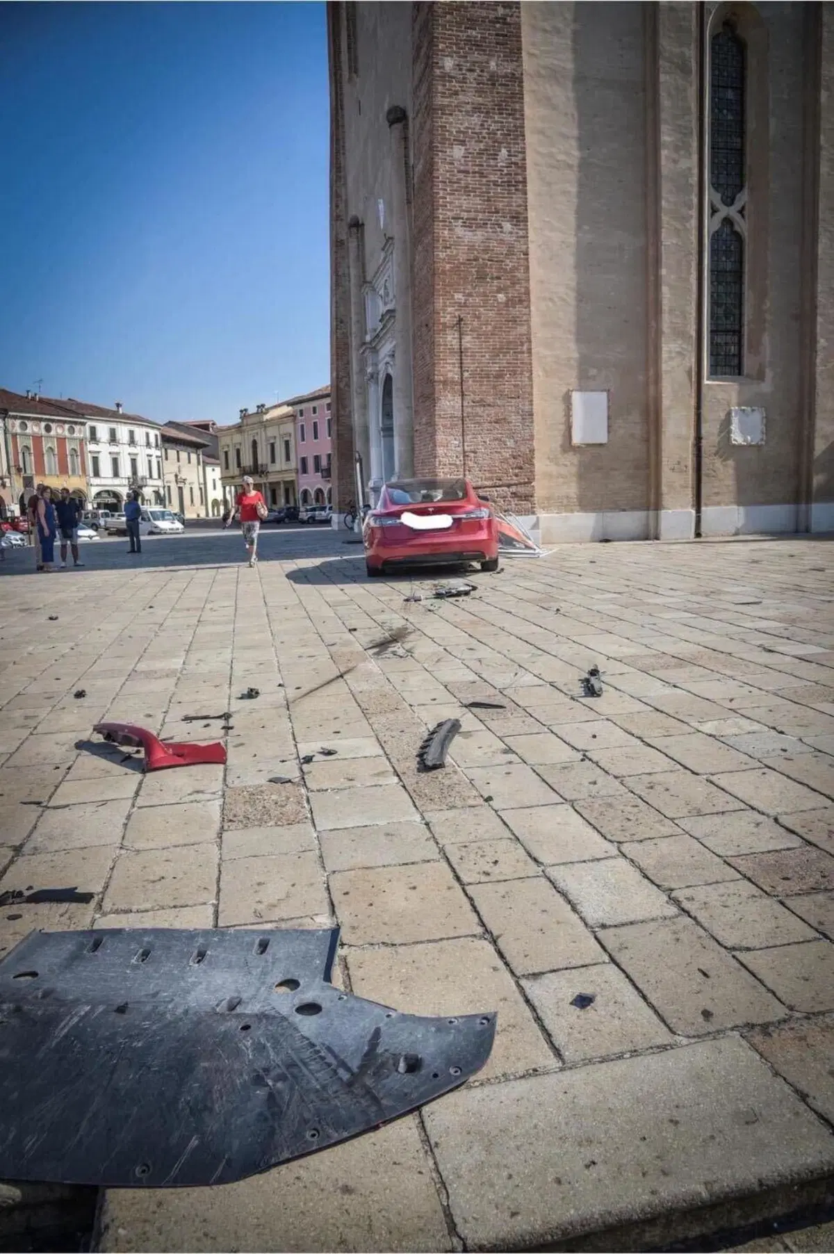 Tesla Model S si schianta sul Duomo a Montagnana, senza feriti (PD) (3)
