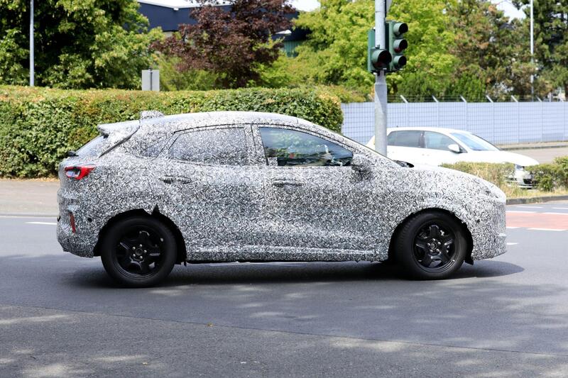 Ford Puma, nel 2024 nuovo facelift e nuova versione 100% elettrica [Foto Spia]