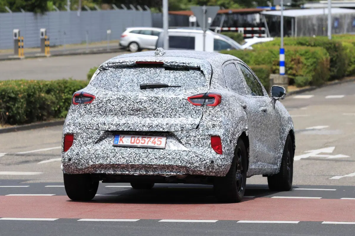 Ford Puma, nel 2024 nuovo facelift e nuova versione 100% elettrica [Foto Spia] (3)