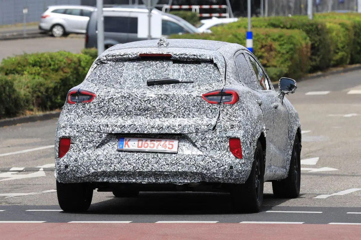 Ford Puma, nel 2024 nuovo facelift e nuova versione 100% elettrica [Foto Spia] (4)