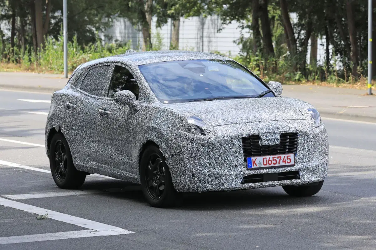 Ford Puma, nel 2024 nuovo facelift e nuova versione 100% elettrica [Foto Spia] (5)