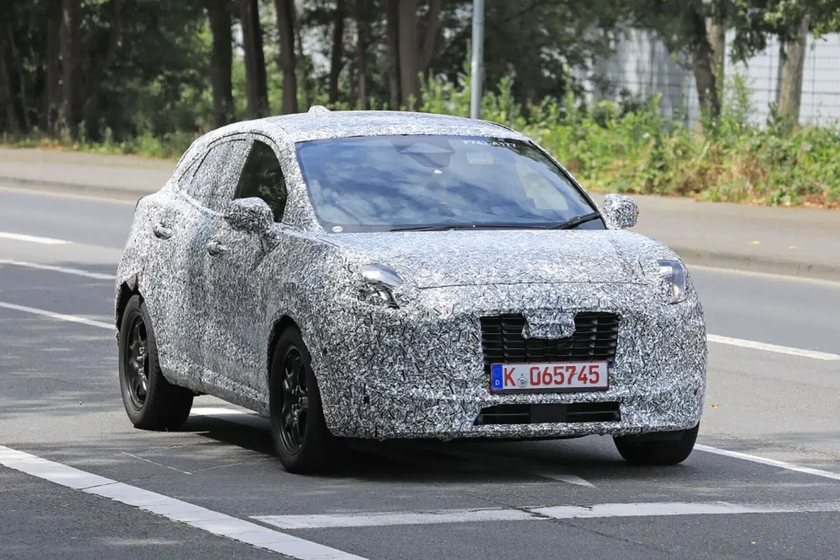 Ford Puma, nel 2024 nuovo facelift e nuova versione 100% elettrica [Foto Spia] (6)