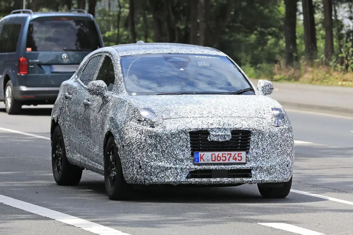 Ford Puma, nel 2024 nuovo facelift e nuova versione 100% elettrica [Foto Spia] (7)