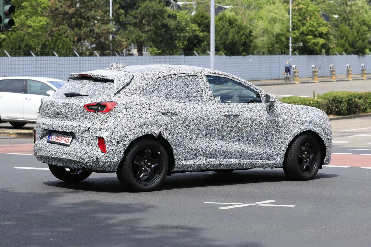 Ford Puma, nel 2024 nuovo facelift e nuova versione 100% elettrica [Foto Spia] (8)