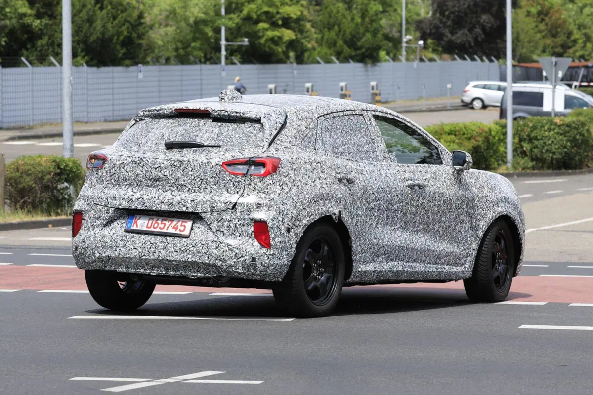 Ford Puma, nel 2024 nuovo facelift e nuova versione 100% elettrica [Foto Spia] (9)