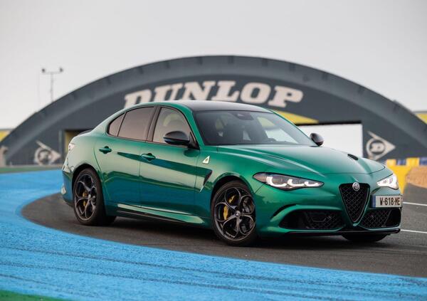 Alfa Romeo Giulia Quadrifoglio: motorizzazioni, allestimenti, optional e  prezzi. Guida all'acquisto - News 