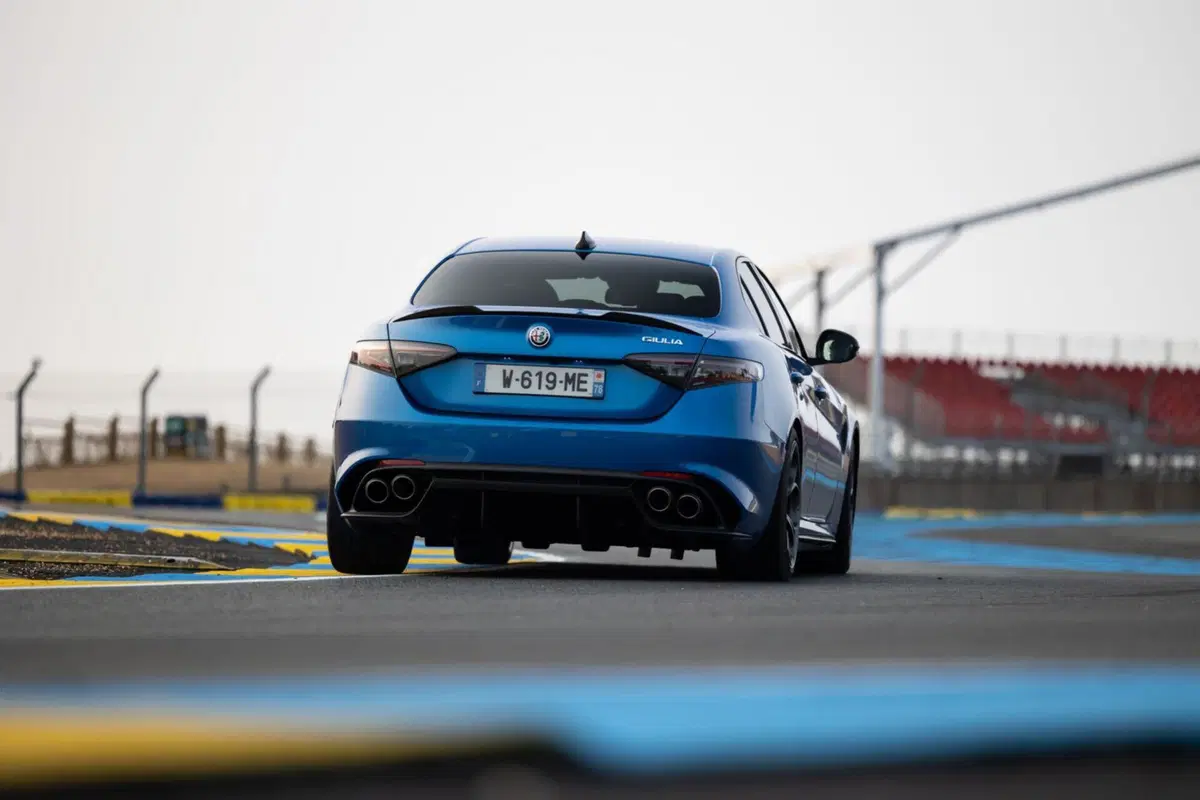 Alfa Romeo Giulia Quadrifoglio: motorizzazioni, allestimenti, optional e prezzi. Guida all’acquisto (12)