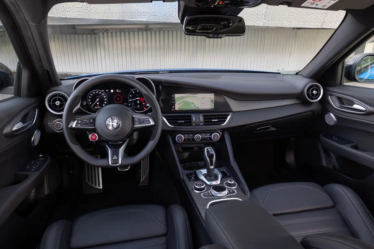 Alfa Romeo Giulia Quadrifoglio: motorizzazioni, allestimenti, optional e prezzi. Guida all’acquisto (14)
