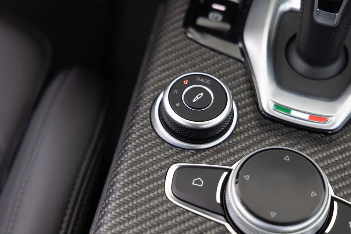 Alfa Romeo Giulia Quadrifoglio: motorizzazioni, allestimenti, optional e prezzi. Guida all’acquisto (17)