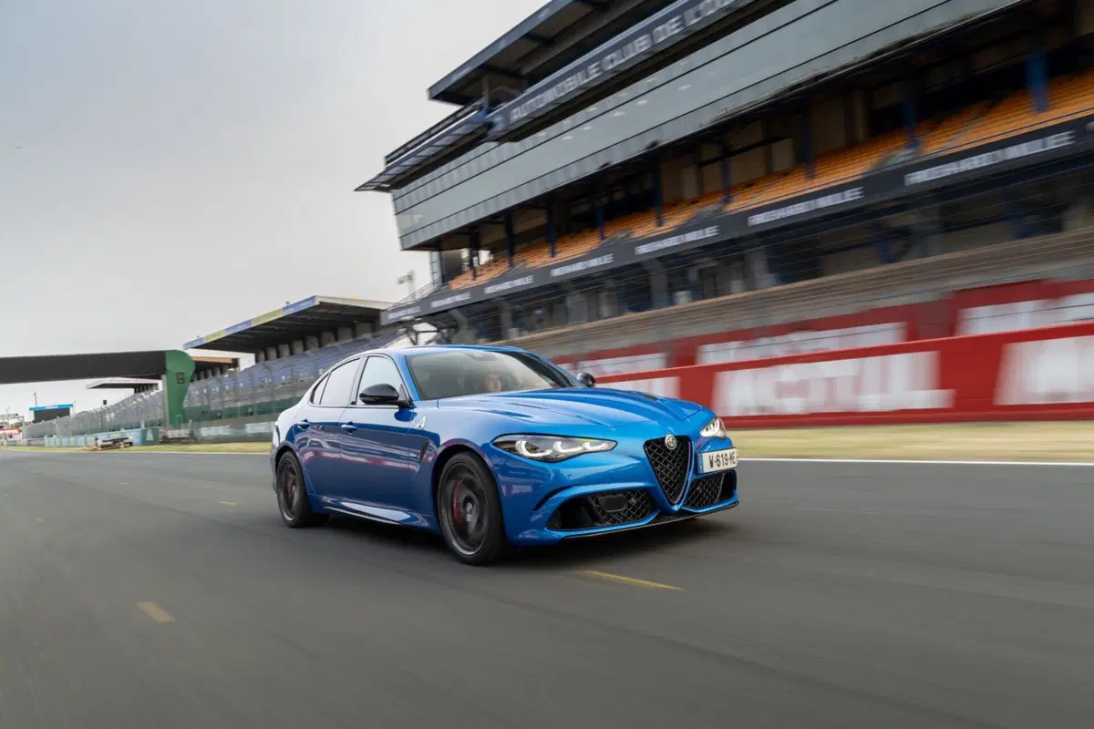 Alfa Romeo Giulia Quadrifoglio: motorizzazioni, allestimenti, optional e prezzi. Guida all’acquisto (26)