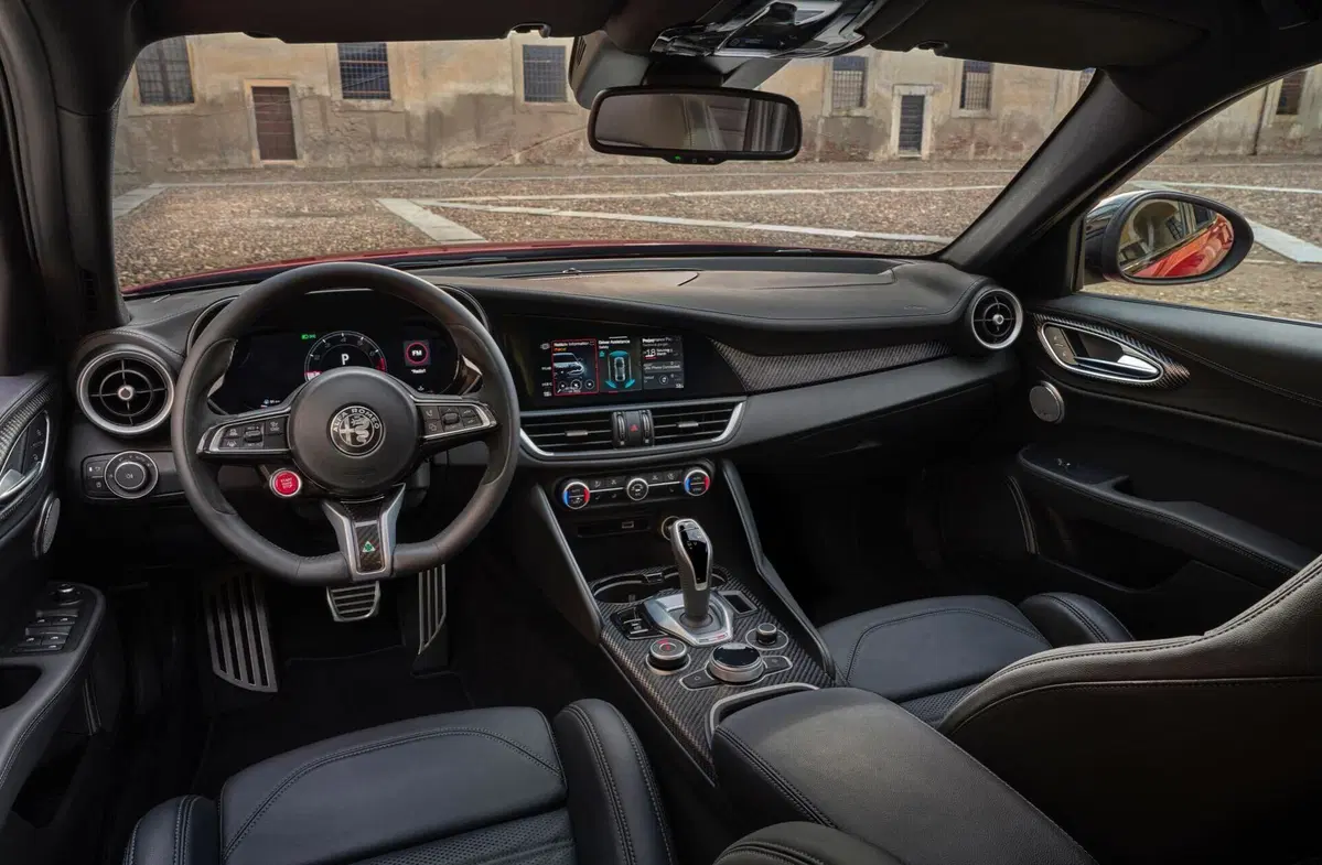 Alfa Romeo Giulia Quadrifoglio 2023 (13)