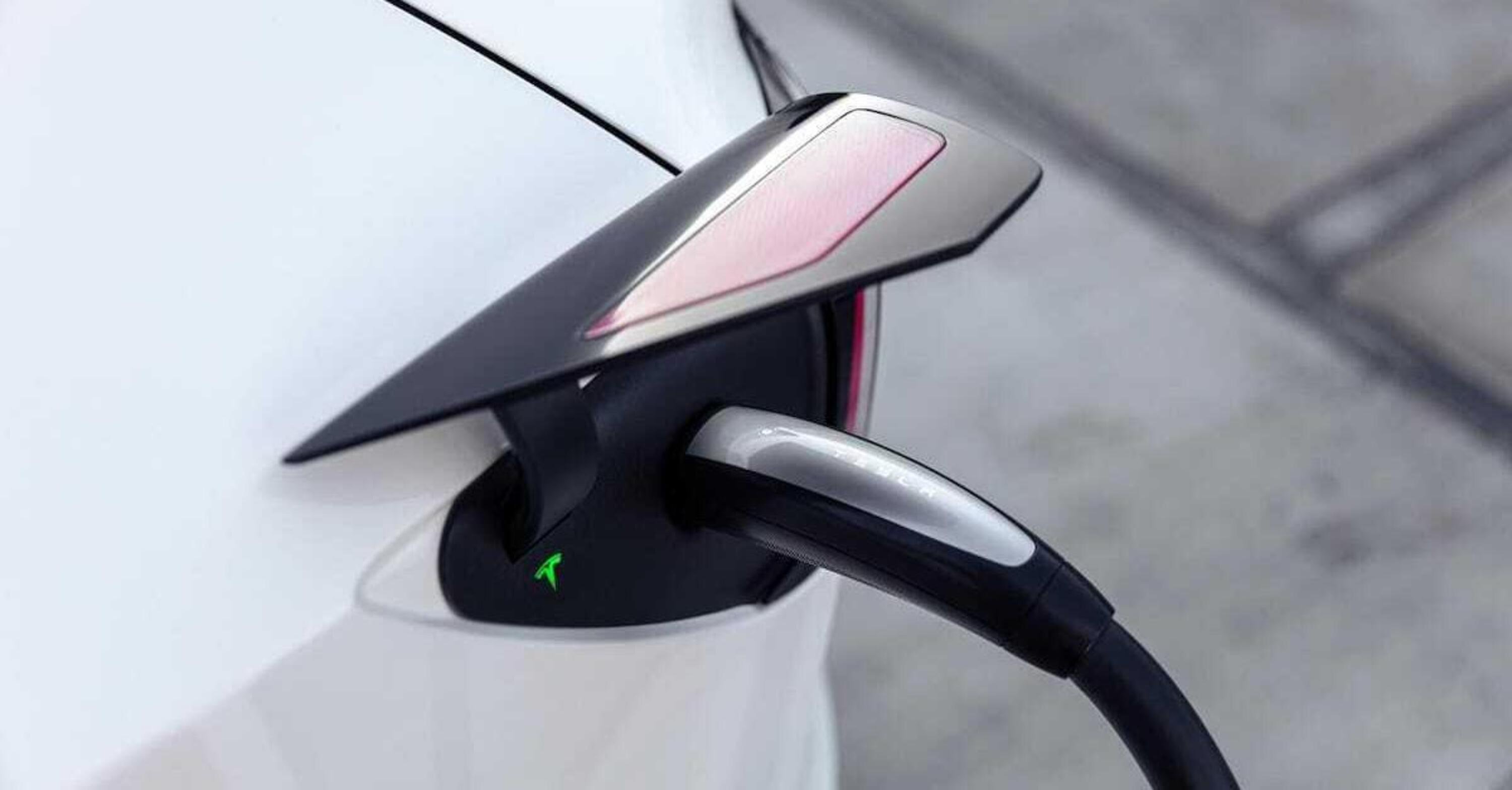 Tesla Supercharger, arrivano le V4 con la carta di credito