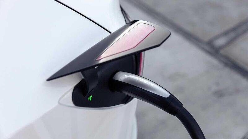 Tesla Supercharger, arrivano le V4 con la carta di credito