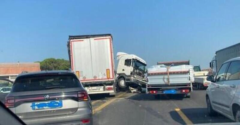 Camion sfonda il guardrail sulla A8 e si scontra con un&#039;auto: 37enne ferito gravemente