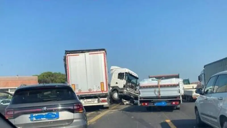 Camion sfonda il guardrail sulla A8 e si scontra con un'auto: 37enne ferito gravemente