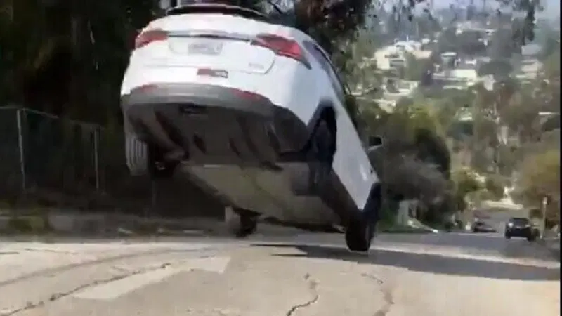 Cose da non fare con una Tesla: 2020, i salti per strada [VIDEO]