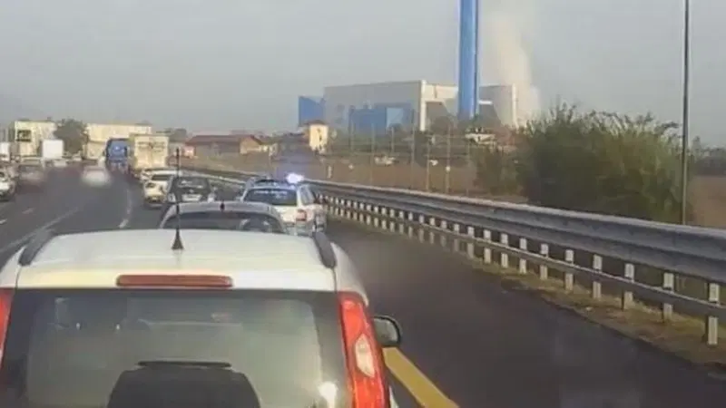 92 minuti di applausi alla Polizia che ferma il "furbetto della corsia d'emergenza" [VIDEO]