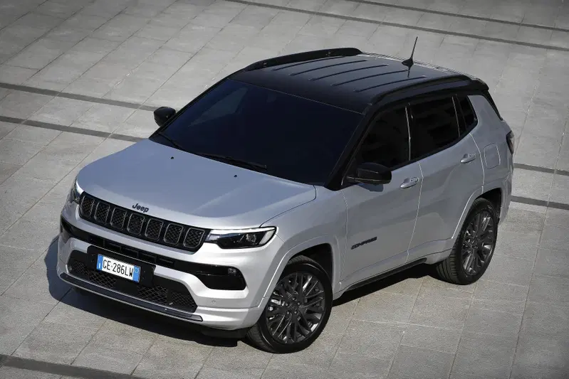 L'attuale Jeep Compass; la prossima sar&agrave; anche full electric