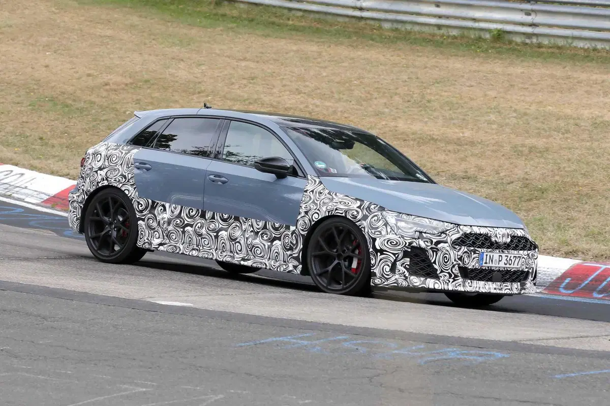 Audi RS3, arriva il facelift 2024 al Nurburgring [Foto Spia] (4)