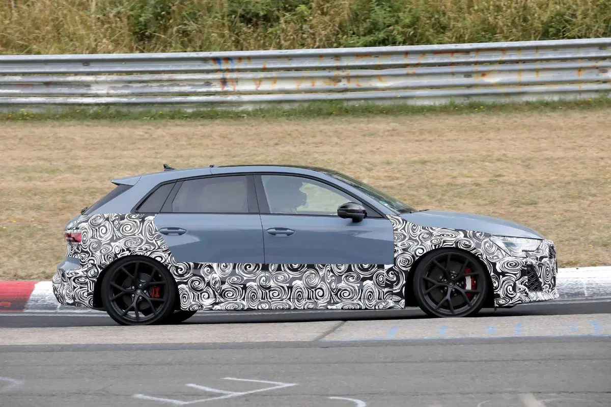 Audi RS3, arriva il facelift 2024 al Nurburgring [Foto Spia] (5)