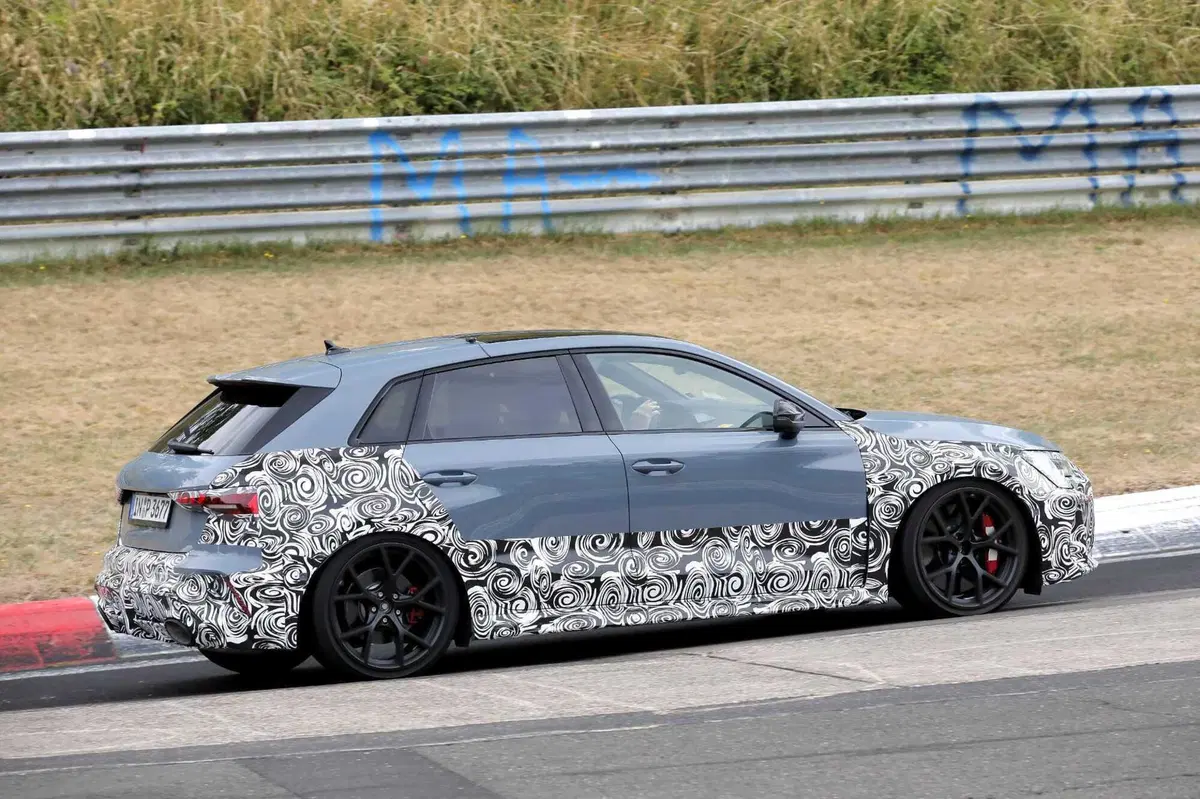Audi RS3, arriva il facelift 2024 al Nurburgring [Foto Spia] (6)