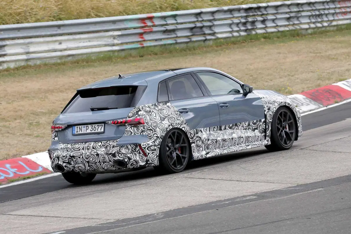 Audi RS3, arriva il facelift 2024 al Nurburgring [Foto Spia] (7)