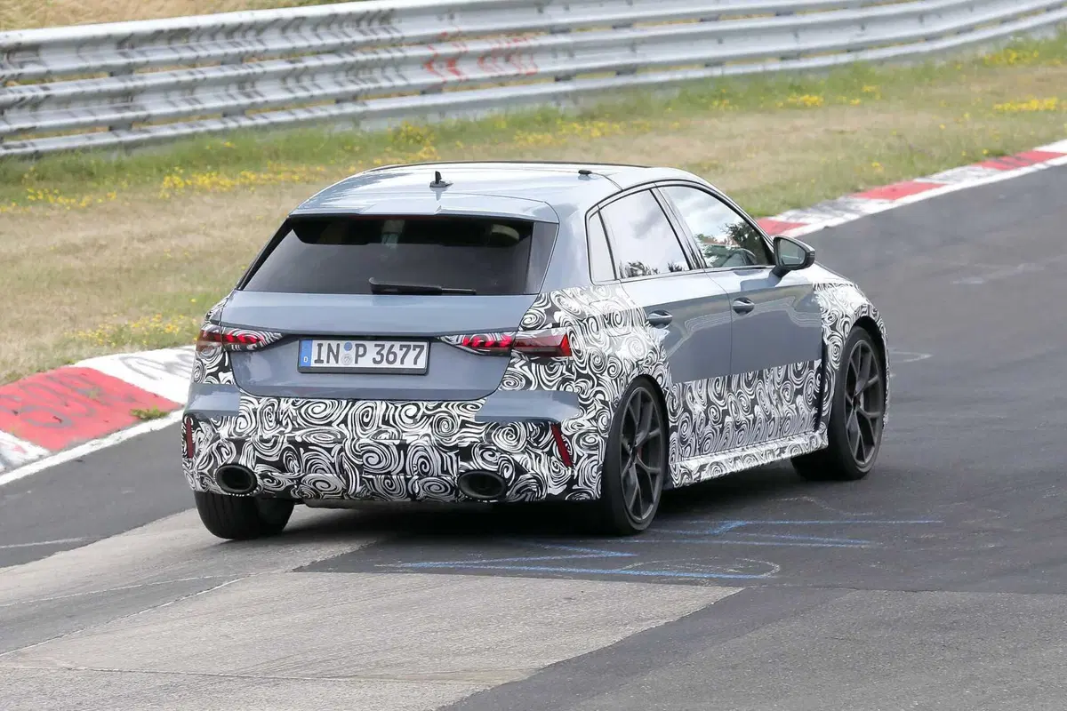 Audi RS3, arriva il facelift 2024 al Nurburgring [Foto Spia] (8)