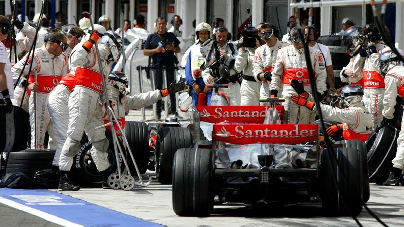 Fernando Alonso blocca Lewis Hamilton ai box in Ungheria: &egrave; il 2007