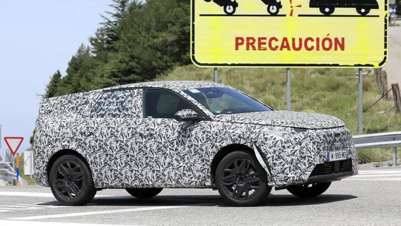Nuova Peugeot 3008 in arrivo, eccola in collaudo [FOTO SPIA]