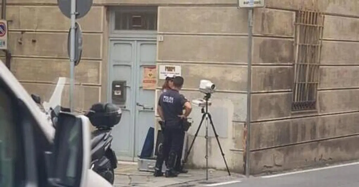 Vigili a scuola di Autovelox su una strada trafficatissima, panico