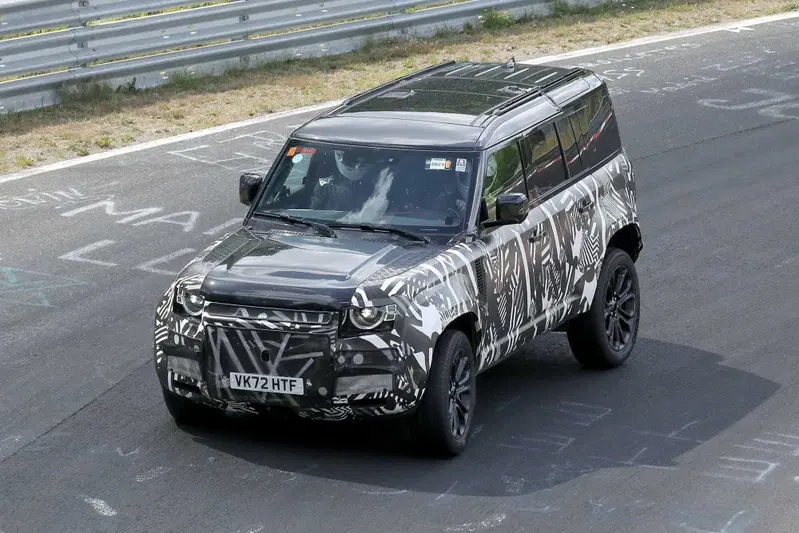 Land Rover Defender SVX, le foto spia