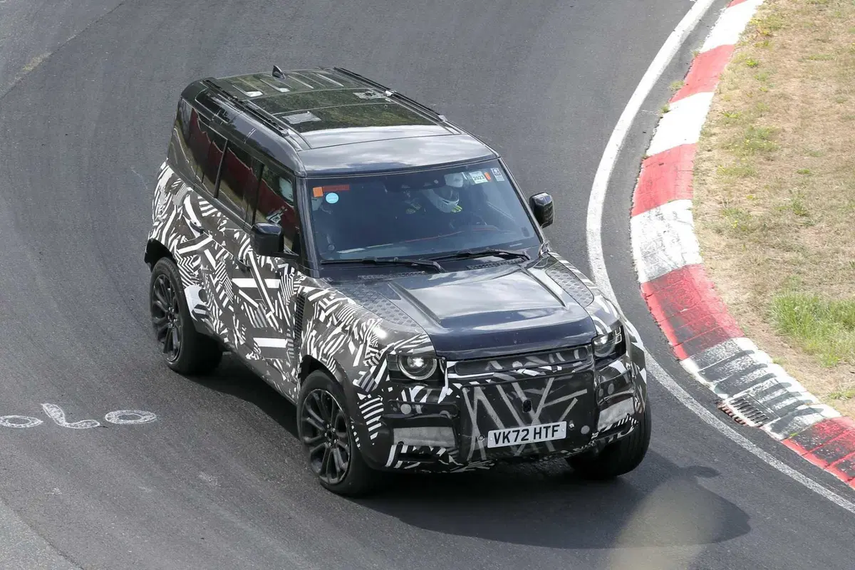 Land Rover Defender SVX, le foto spia (3)