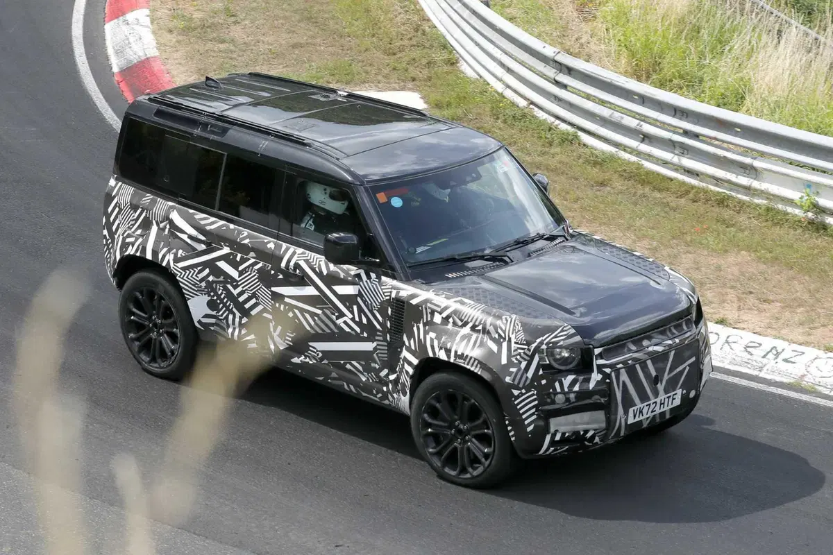 Land Rover Defender SVX, le foto spia (4)