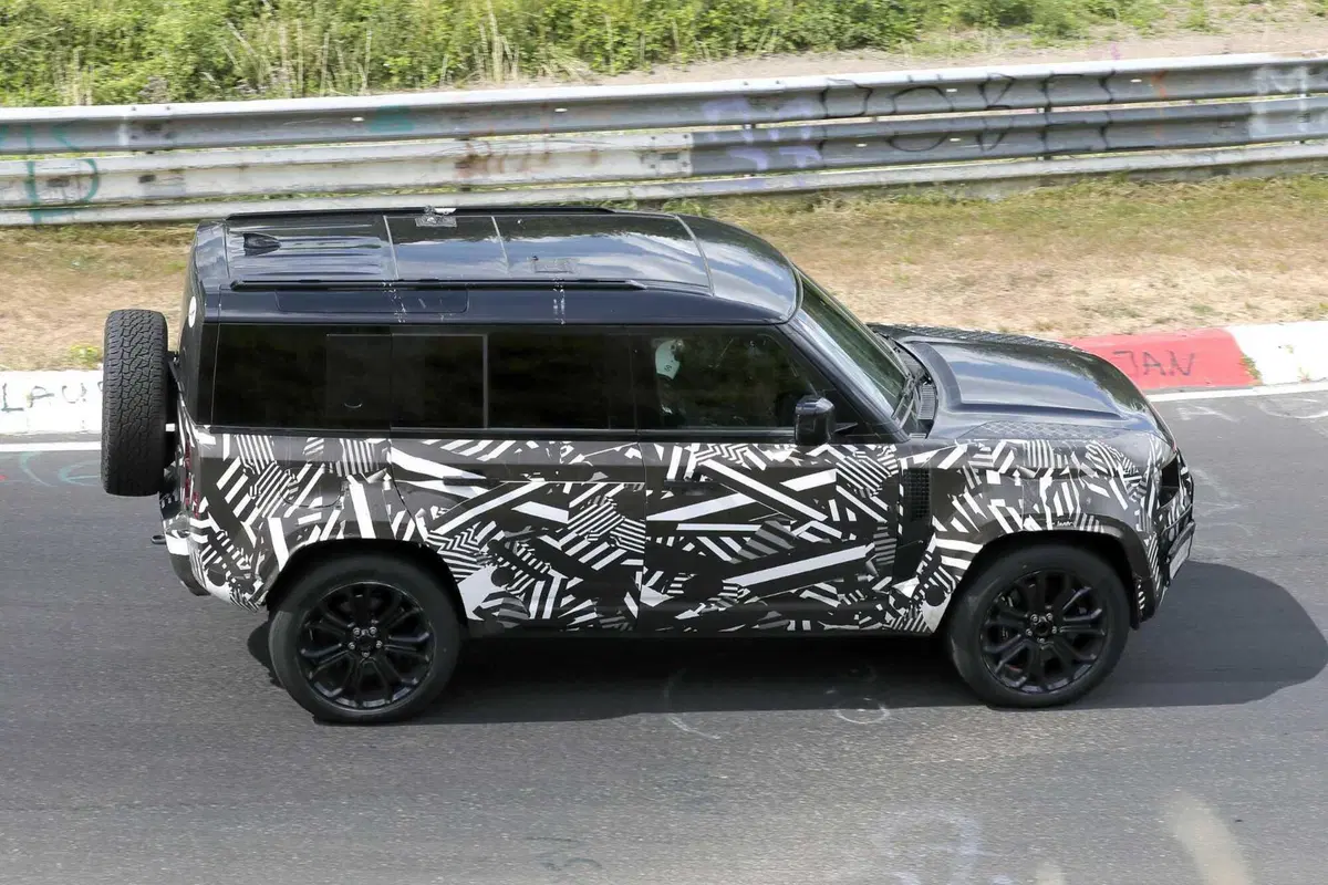 Land Rover Defender SVX, le foto spia (6)