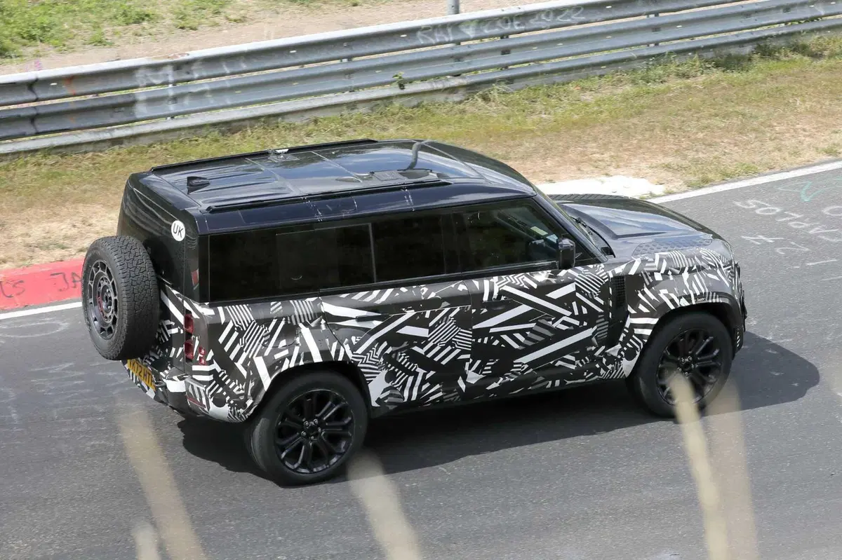 Land Rover Defender SVX, le foto spia (7)