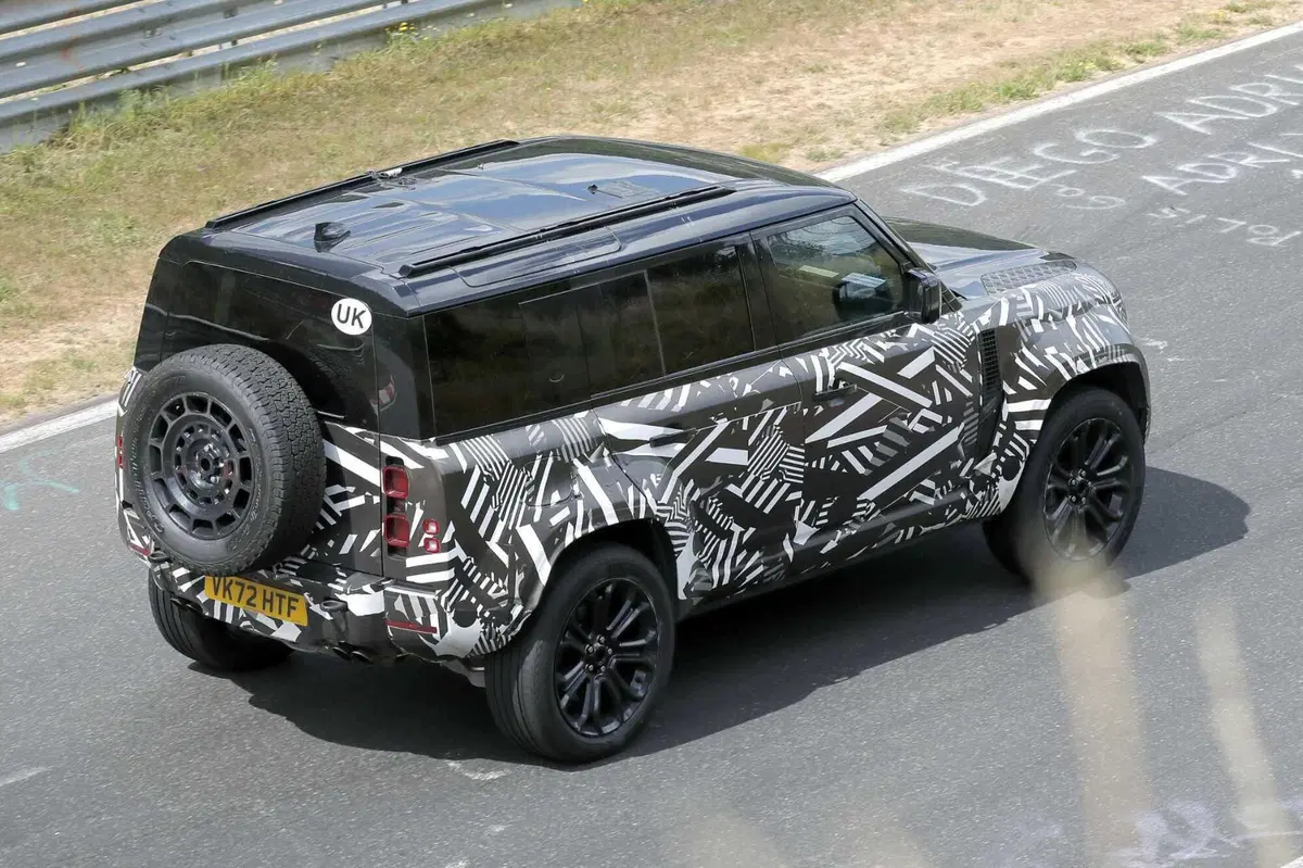 Land Rover Defender SVX, le foto spia (8)