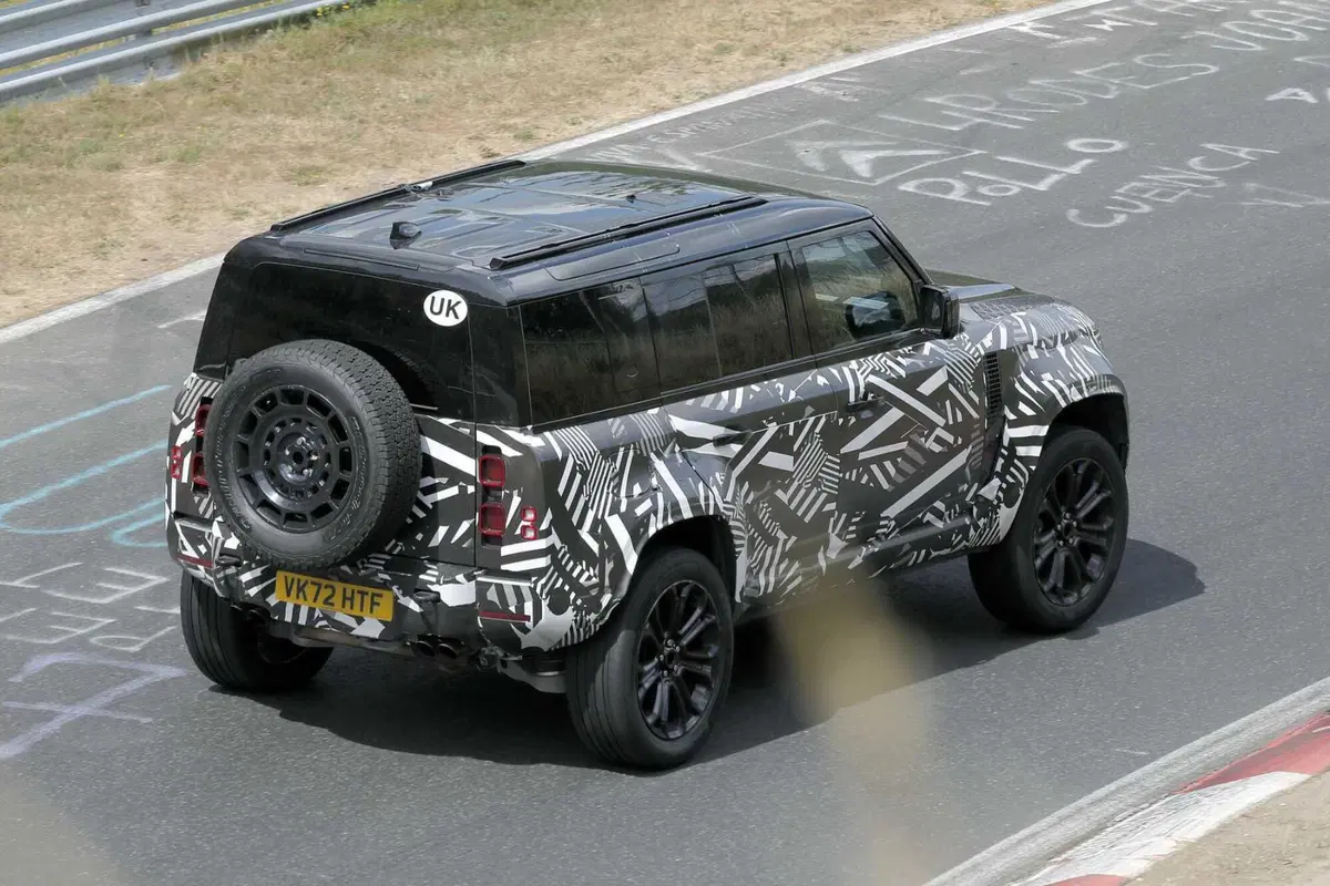 Land Rover Defender SVX, le foto spia (9)