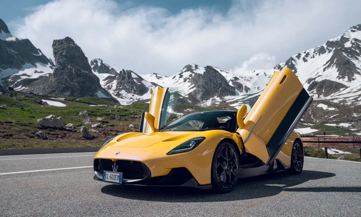 La storia della strada più bella d'Italia | Il Gran San Bernardo con Maserati MC20 [Video]