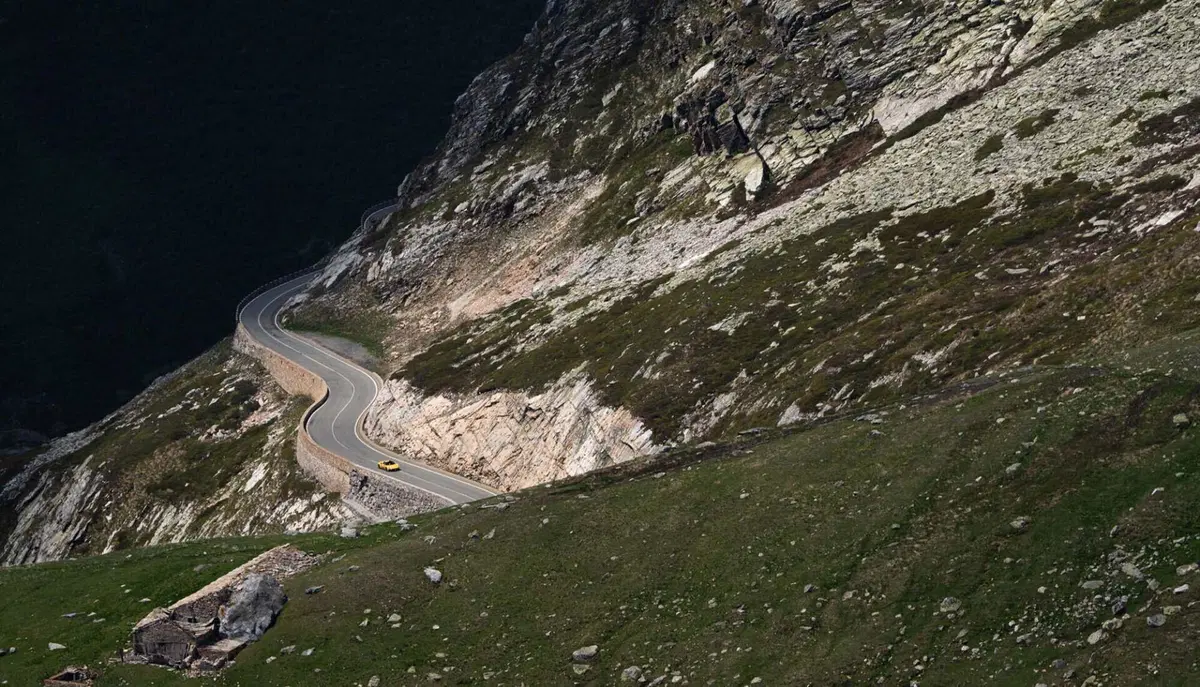La storia della strada più bella d'Italia | Il Gran San Bernardo con Maserati MC20 [Video] (15)