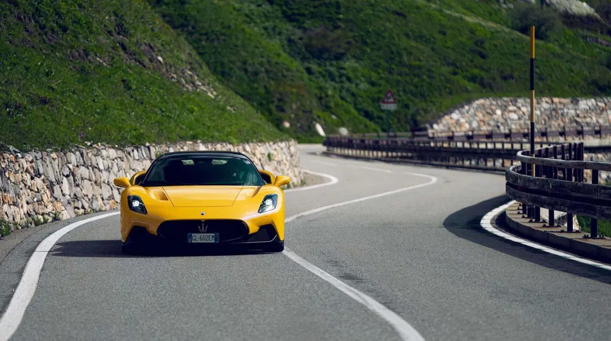La storia della strada più bella d'Italia | Il Gran San Bernardo con Maserati MC20 [Video] (16)