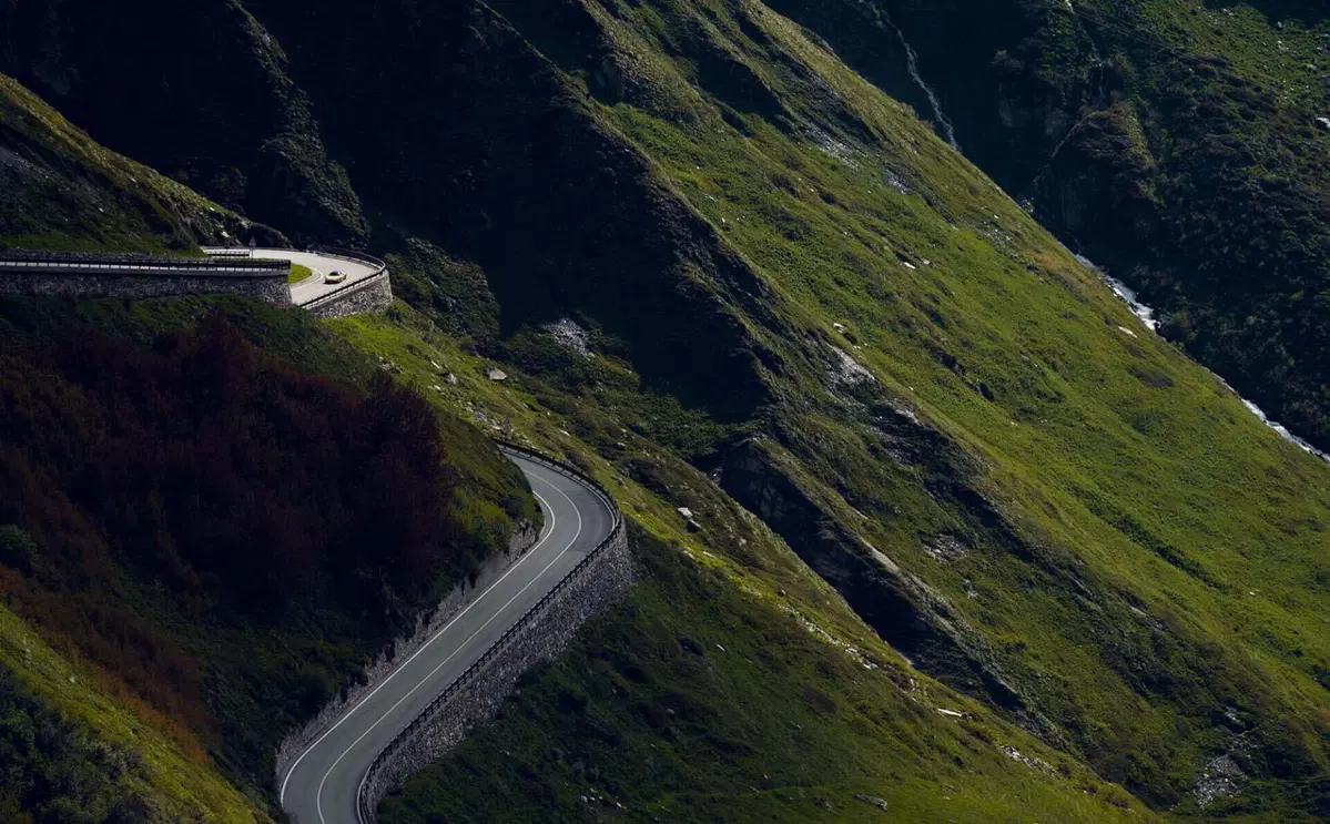 La storia della strada più bella d'Italia | Il Gran San Bernardo con Maserati MC20 [Video] (23)